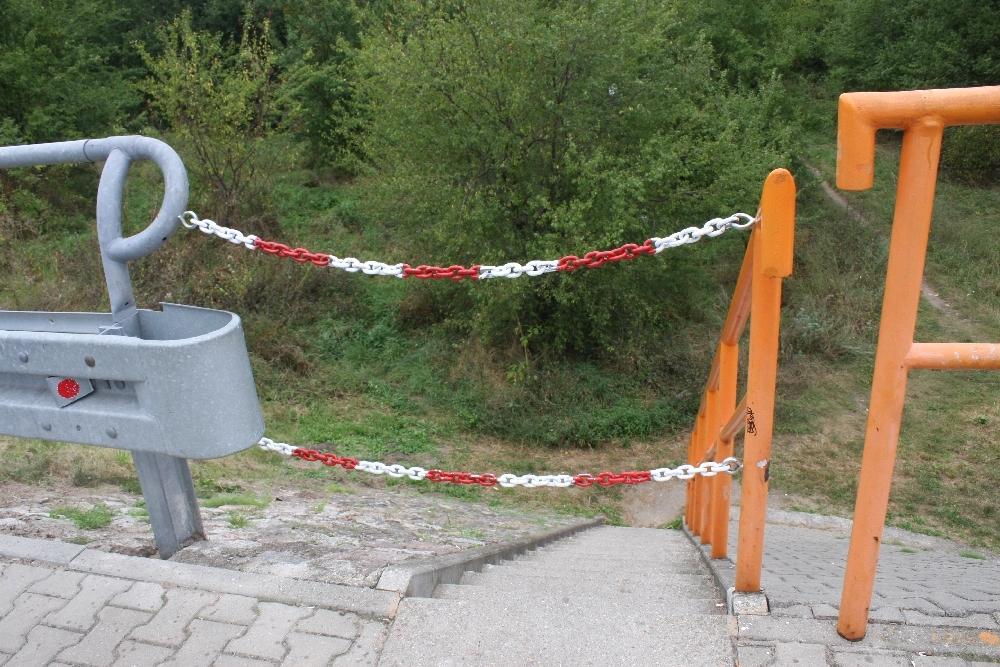 Łańcuch nadal blokuje schody