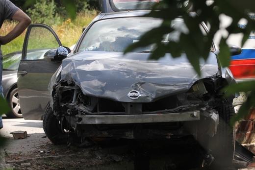 Droga 31 Gryfino - Szczecin z utrudnionym przejazdem, auto wbiło się w mur
