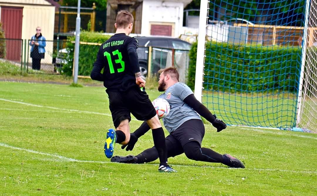 Grot strzelił na 5:4 w 90 minucie [WYNIKI]