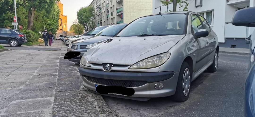 LIST DO REDAKCJI. Wrak samochodu zajmuje miejsce parkingowe