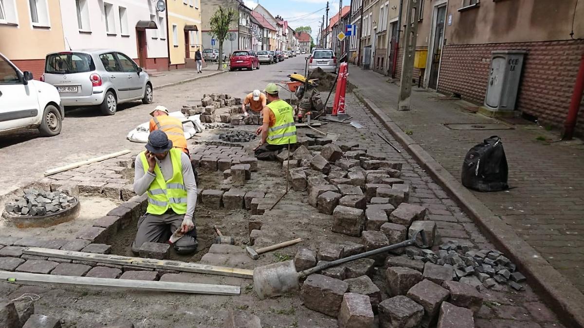Wyrównują drogę z kostki kamiennej [ZDJĘCIA]