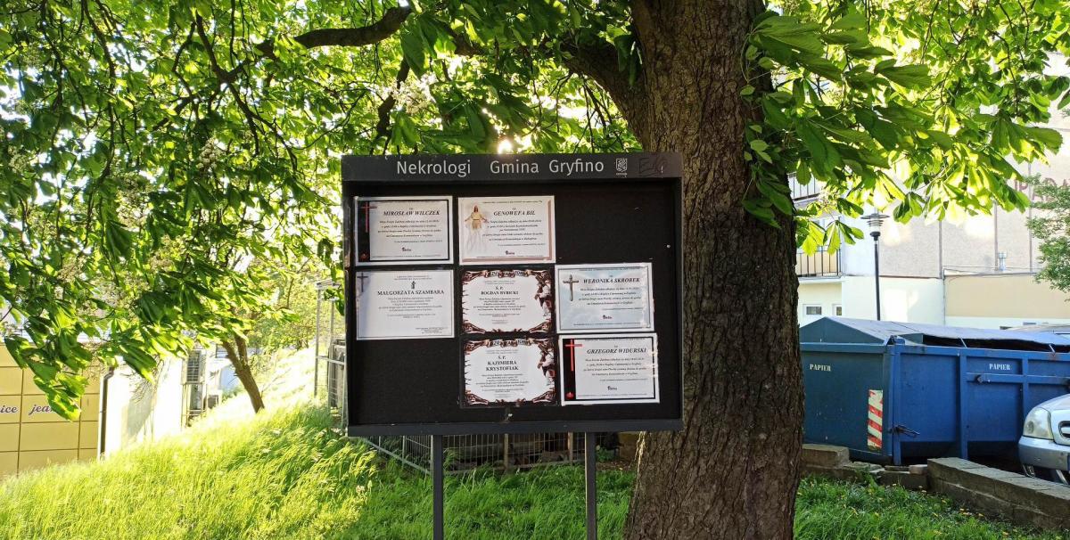 Tablice zapełniły się nekrologami
