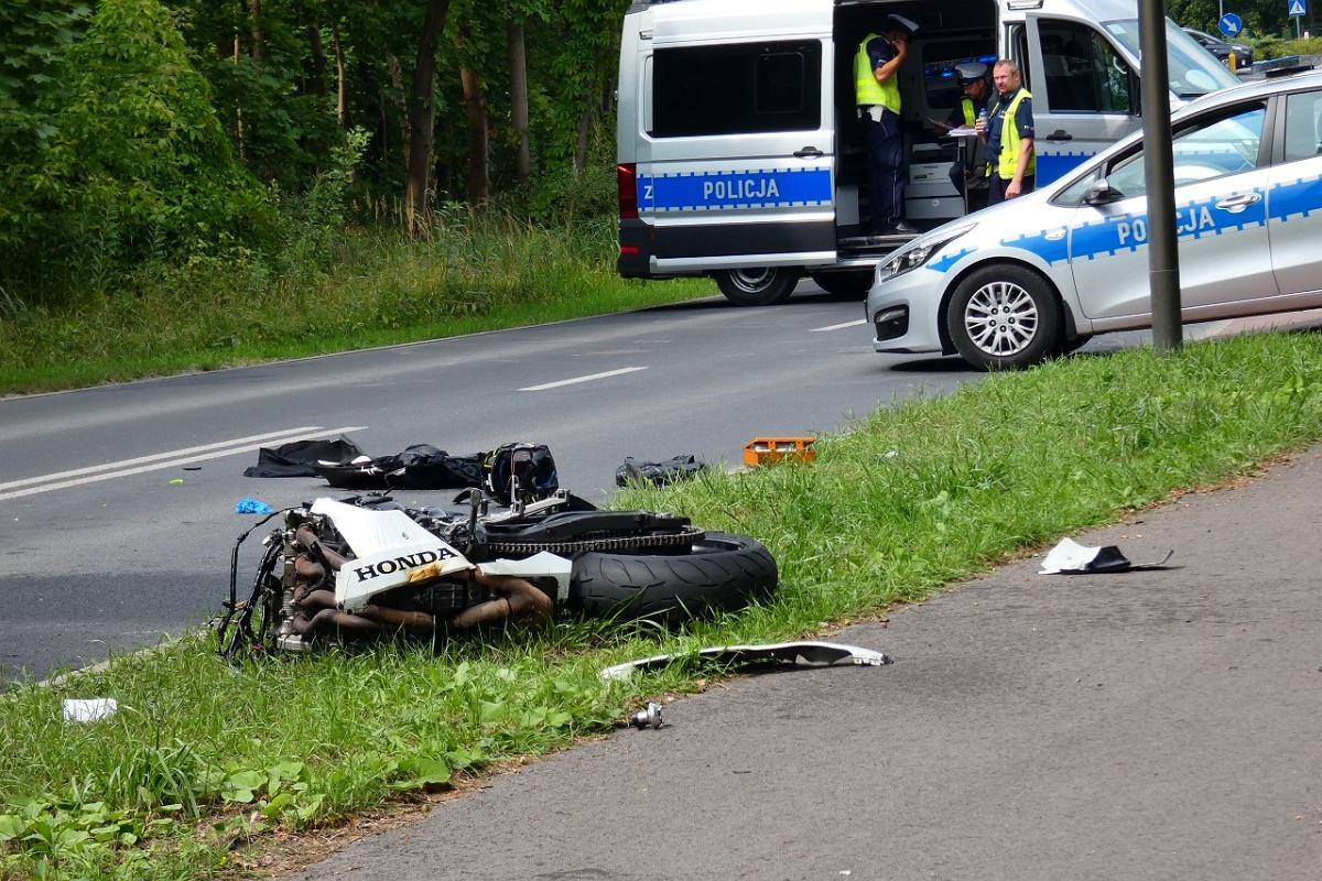 Kolizja dwóch samochodów, wypadek motocyklisty