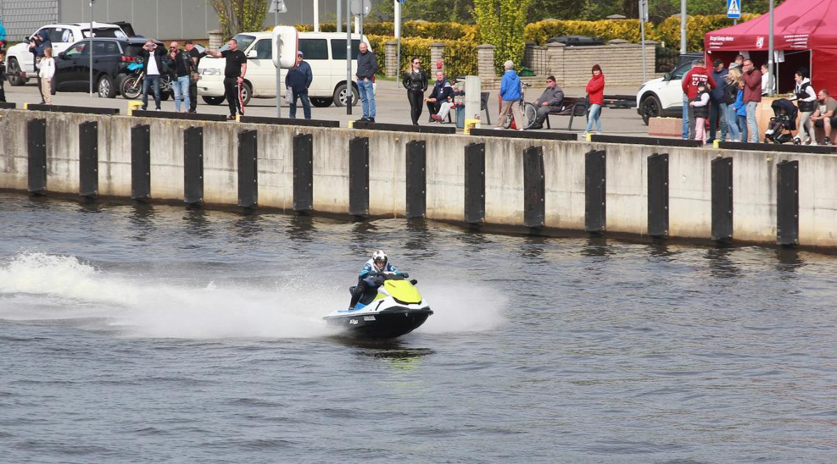 Widowiskowe akrobacje na skuterach wodnych. Świetna impreza! [GALERIA]