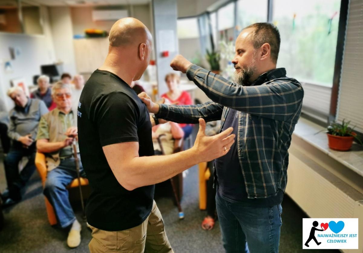 Policjant uczył ich technik samoobrony [GALERIA]
