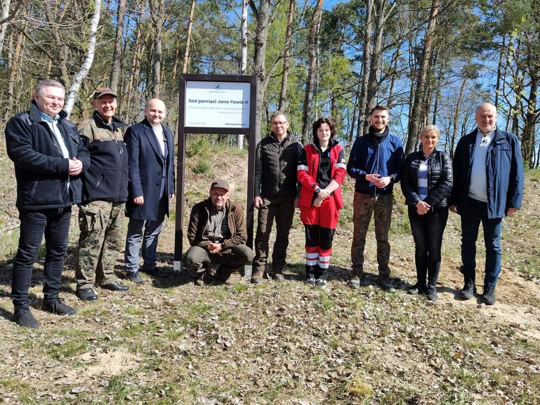 W Chwaratnicy zasadzili sad pamięci Jana Pawła II [GALERIA]