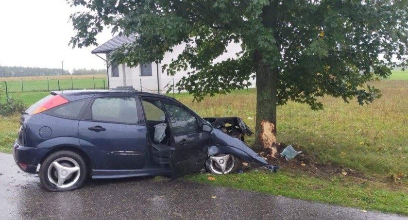 Pijany poranek w Czepinie. 36-latek wjechał w drzewo