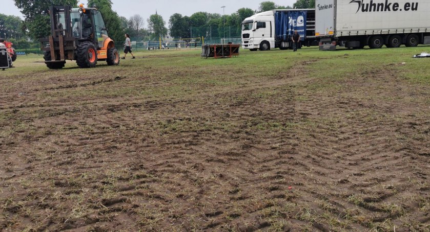 Tak wygląda murawa na stadionie po niedzielnej imprezie TVP3 [GALERIA]