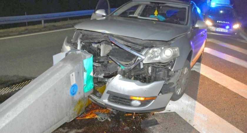 Wypadek na S3. Kierowca wjechał w barierkę