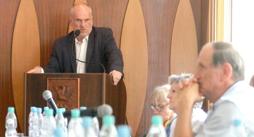 M. Sawaryn nie otrzymał wotum zaufania i absolutorium. Z ironią dziękuje za to radnym PiS-u