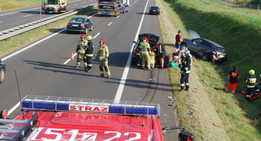 Kierowca BMW uderzył w trzy samochody. Cała rodzina w szpitalu