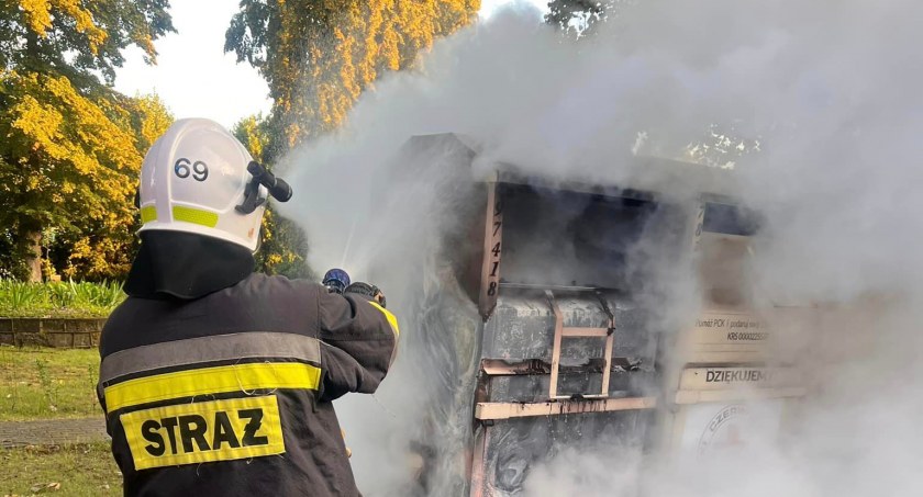 Potrzebujący nie dostaną darów. Ktoś podpalił pojemnik na ubrania