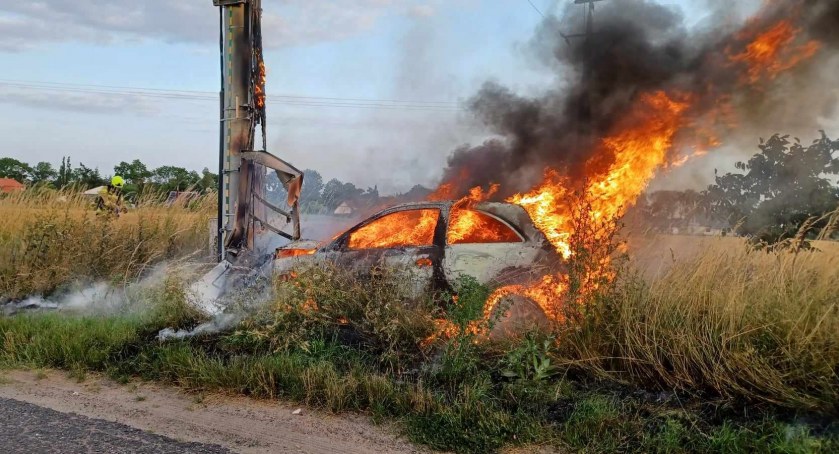 Spłonęło auto oraz trafostacja