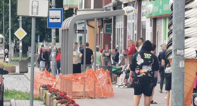 Wiata tyłem do drogi. Pytamy inwestora o to rozwiązanie