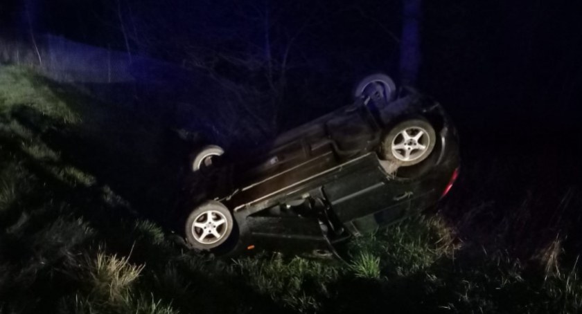 Nocne dachowanie. Kierowca był pod wpływem?