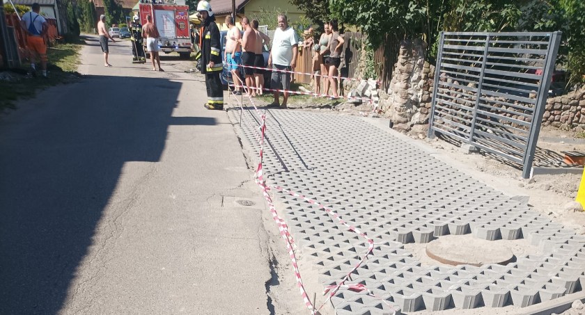 Wjechali w ścianę domu. Policja prowadzi śledztwo [GALERIA]