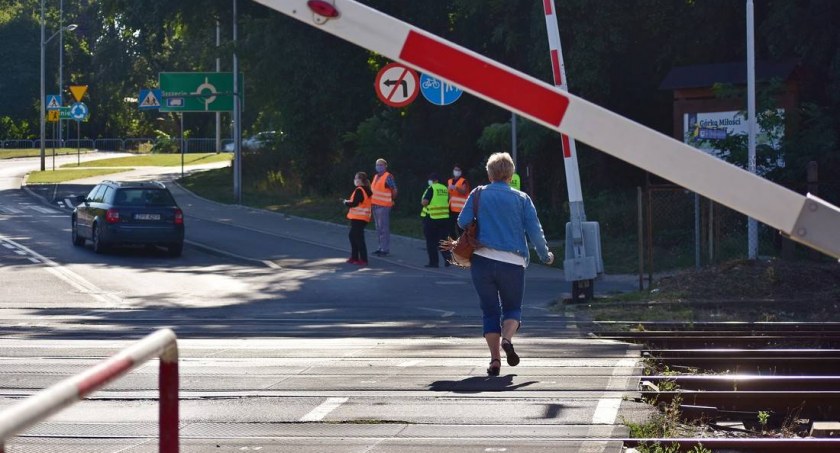 „Szlaban się zamknął. Zostałam na torach.” Co na to PKP PLK?