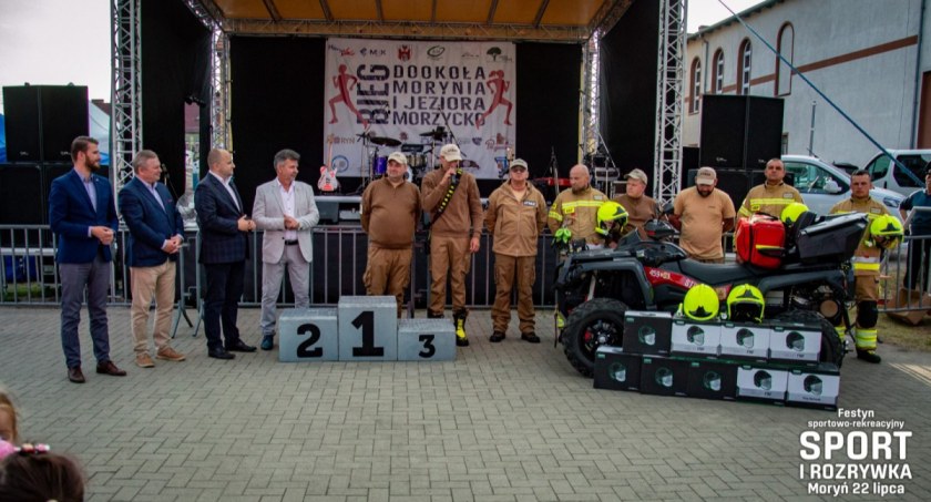 Fundusz Sprawiedliwości znów kupuje sprzęt strażakom z Morynia. Wręcza go... wiceburmistrz Gryfina