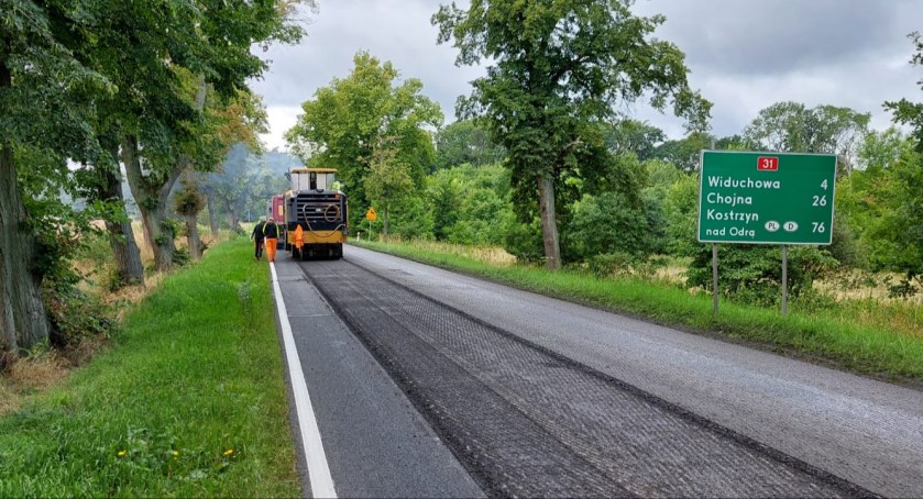 Trwa remont drogi przed Widuchową. Ruch prowadzony jest wahadłowo