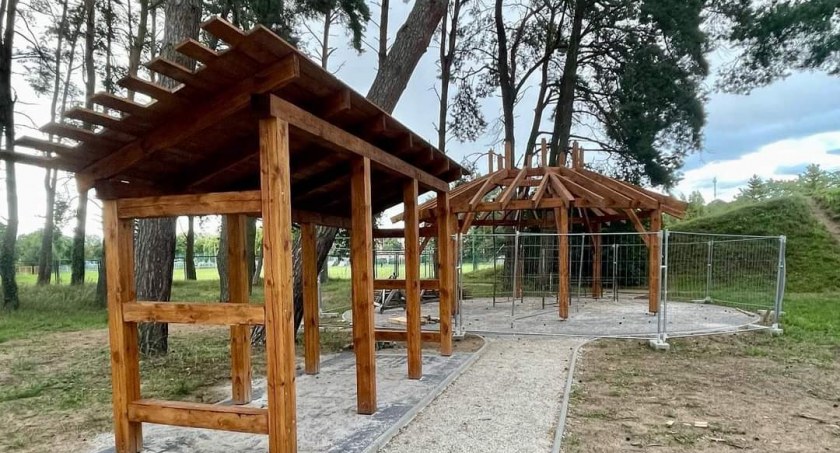 W lasku na stadionie powstaje miejsce spotkań [ZDJĘCIA]