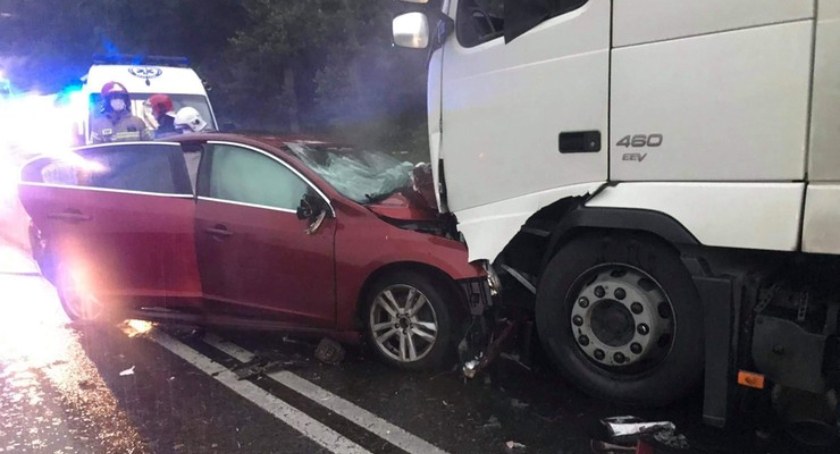 Zderzenie osobówki z ciężarówką. 25-letnia kierująca i 6-letnie dziecko w szpitalu
