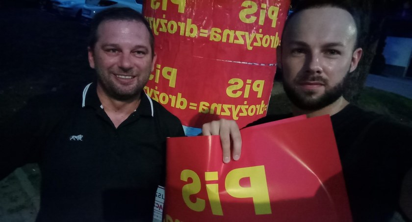 Członkowie PO zakleili plakaty Suwerennej Polski uderzając w PiS