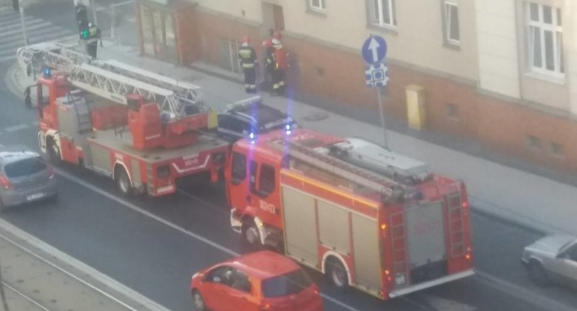 Strażacy pomagali wejść do mieszkania