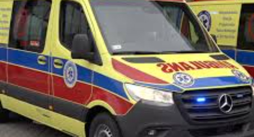 Dwie karetki pogotowia i policja przy 11 Listopada w Gryfinie 