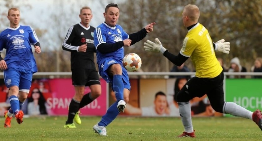 Wicher zawieje, ale w B-klasie. Derby na początek