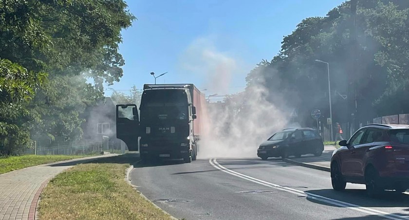 Strzeliła opona, pojawił się ogień. Omijajcie ul. Armii Krajowej 