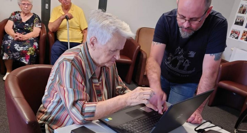 Seniorzy świetnie radzą sobie w internecie i na parkiecie [GALERIA]