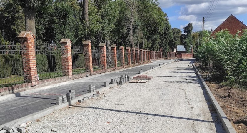 Przebudowują parking przy cmentarzu [GALERIA]