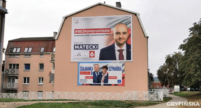 Budynki gminne zapełnione banerami. Zarządca: za wszystkie zapłacono