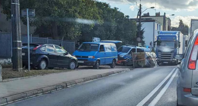 Przewrócona przyczepa blokuje ruch na ul. Pomorskiej