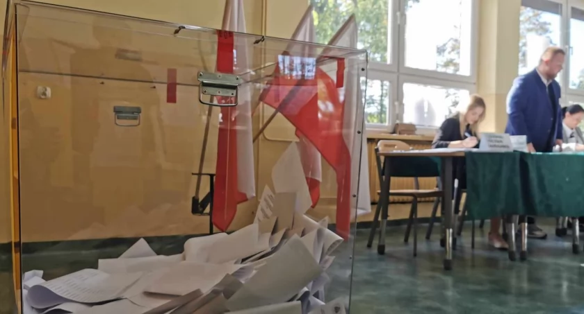 Podano frekwencję na godzinę 12.00. Jest wyższa niż cztery lata temu