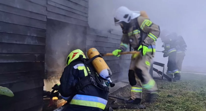 Palił się pustostan na terenie stolarni przy ul. Andersa w Gryfinie [ZDJĘCIA]