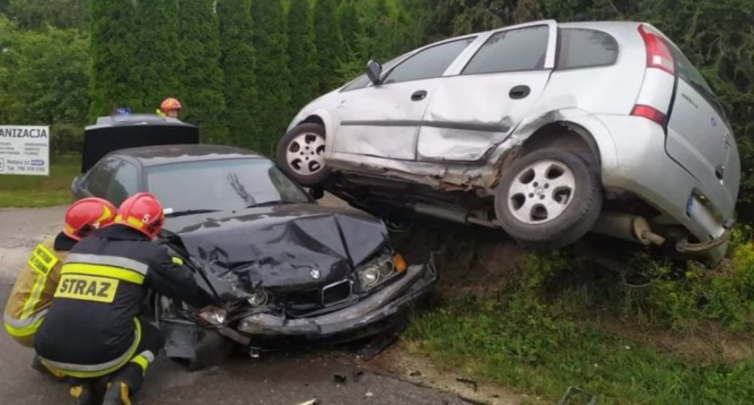Naćpany kierowca, jeżdżący bez uprawnień uderzył w auto, w którym podróżowały dzieci 