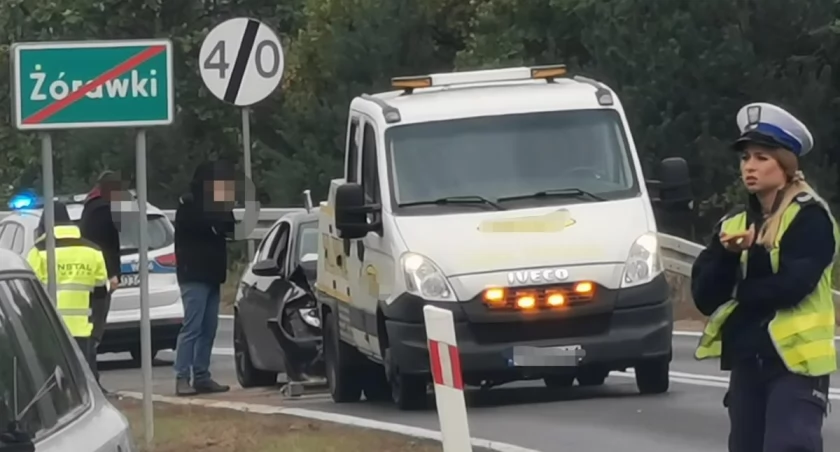 Wczorajszą kolizję spowodował 75-letni kierowca, który zjechał na przeciwny pas