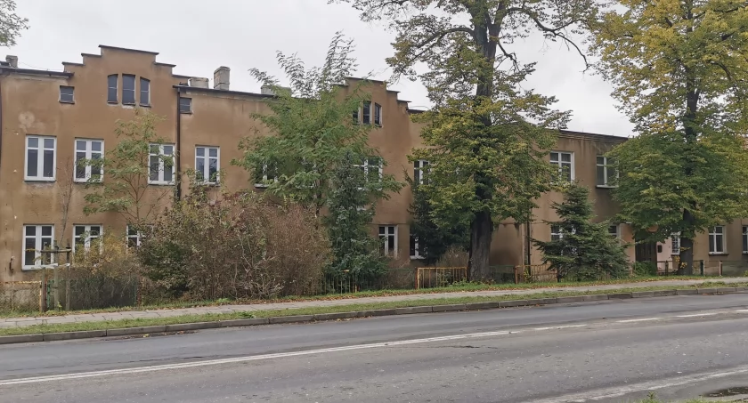 Radny Długoborski pyta – co dalej z budynkiem po byłej szkole specjalnej