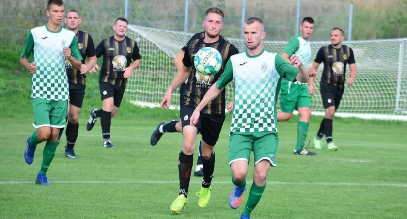 W Daleszewie derby gminy, a do Bań przyjeżdża niedawny lider okręgówki [ROZKŁAD JAZDY]