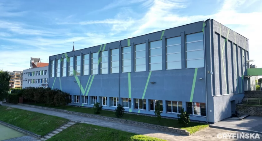 Firma, z którą sądzi się Gmina Gryfino, będzie naprawiać dach w SP 3