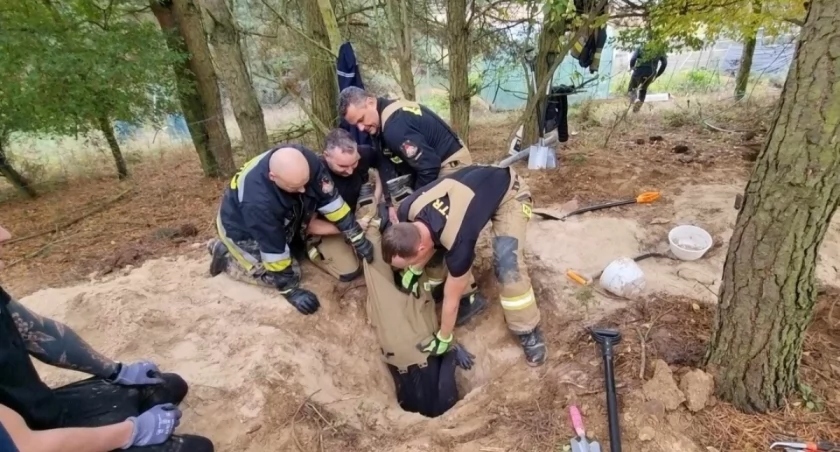 Suczka wpadła dwa metry pod ziemię. Strażacy rzucili się na ratunek [GALERIA]