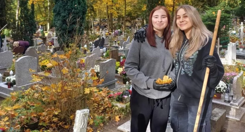 Gryfińscy uczniowie wysprzątali groby [ZDJĘCIA]