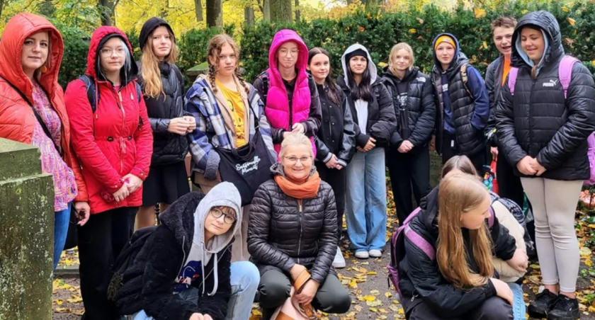 Uczniowie SP Gardno zapalili znicze na opuszczonych i zapomnianych grobach
