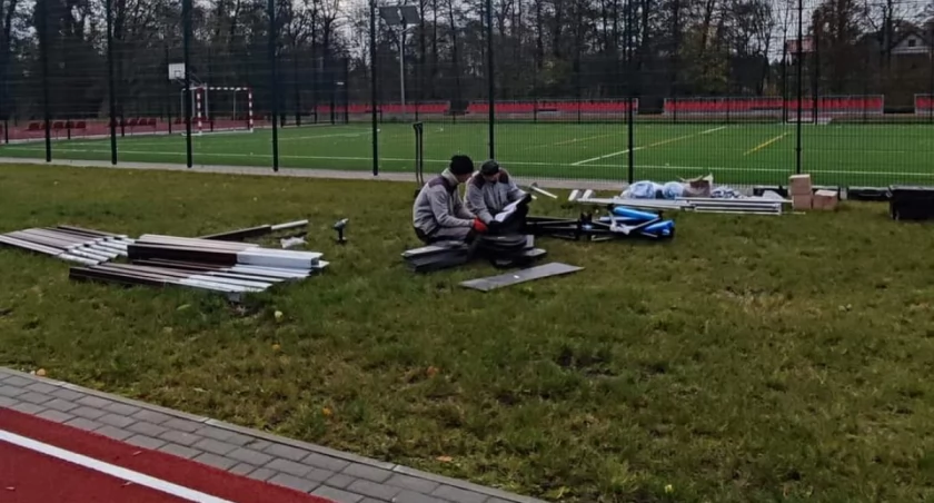 Budują plac zabaw obok szkoły. Dzięki Radzie Rodziców [GALERIA]
