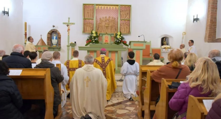 Z inicjatywy księdza Jaruzalskiego, arcybiskup Dzięga celebrował konsekrację ołtarza