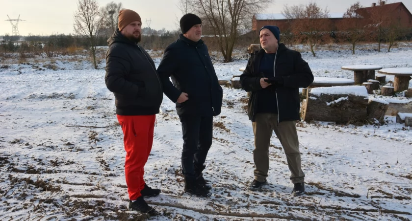 Burmistrz przyjechał do Chwarstnicy i obiecał wiaty przy popularnym miejscu [GALERIA]