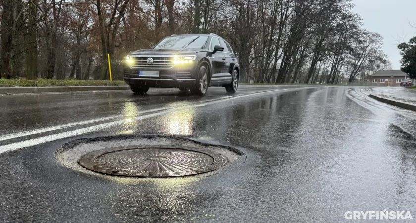 Studzienka zapadła się, kierowcy narzekają na utrudnienia w ruchu