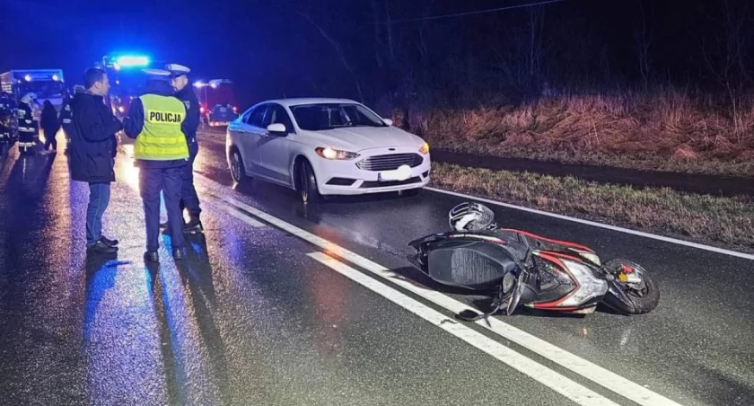 Pijany motorowerzysta przewrócił się i prawie został przejechany