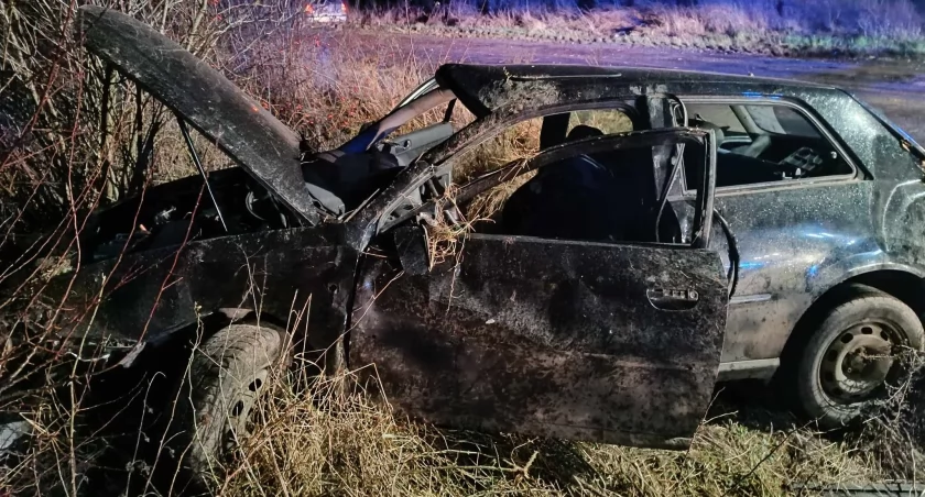 Wypadek między Baniami a Kunowem. Kierowca uciekł z miejsca zdarzenia, pasażer wypadł przez okno